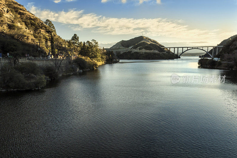 日落时的圣罗克湖，在背景José曼努埃尔德拉索塔桥。Villa Carlos Paz, Córdoba，阿根廷。